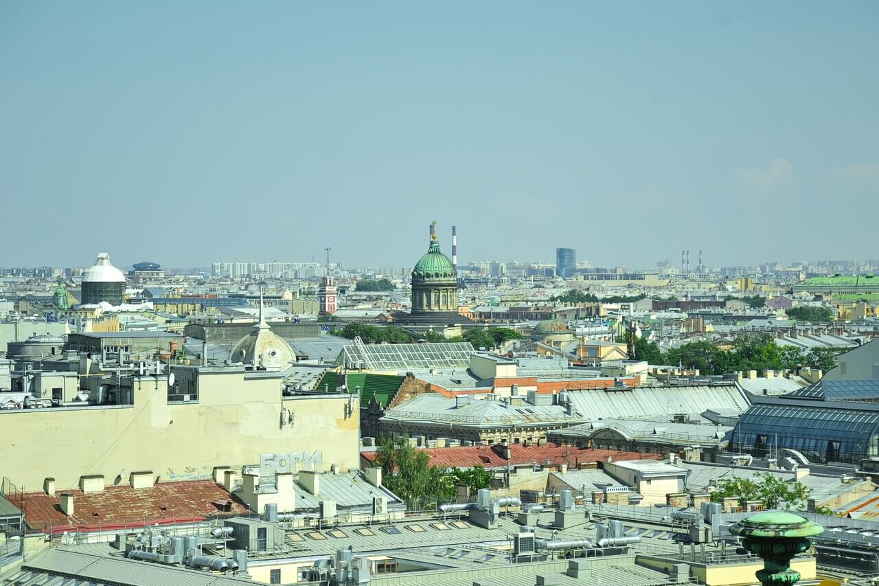 Ecco una vista sul centro di San Pietroburgo con la cupola della Cattedrale di Kazan Ecco una vista sul centro di San Pietroburgo con la cupola della Cattedrale di Kazan