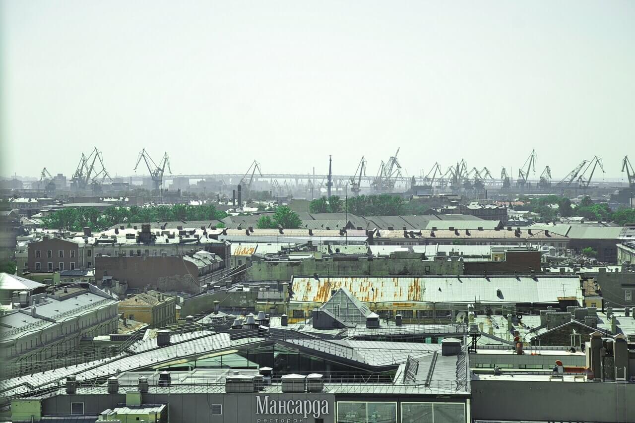 Porto di San Pietroburgo in lontananza