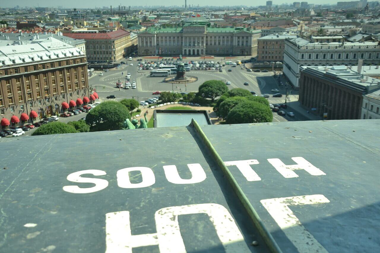 Si entra nel colonnato vicino al luogo esposto a sud