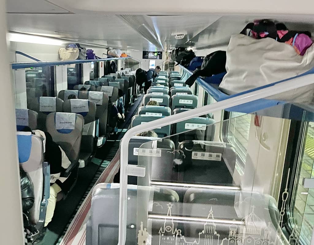 carrozza del treno con posti a sedere