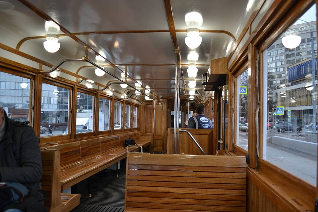 All’interno, il design richiama gli anni ’30, con dettagli in legno e un layout nostalgico
