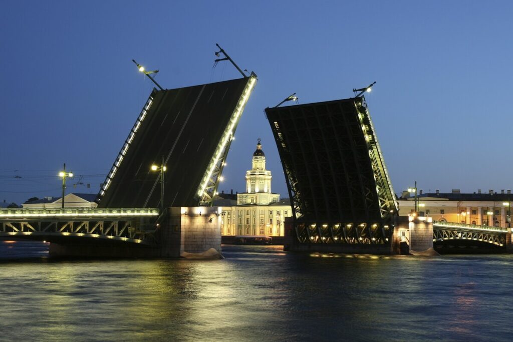 Vista classica del ponte del Palazzo dall`Hermitage