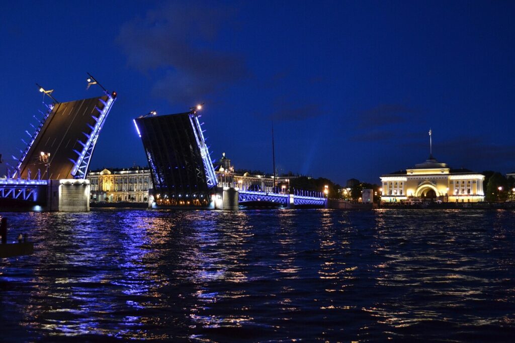 Guardiamo il ponte del Palazzo sul lungofiume Universitetskaja